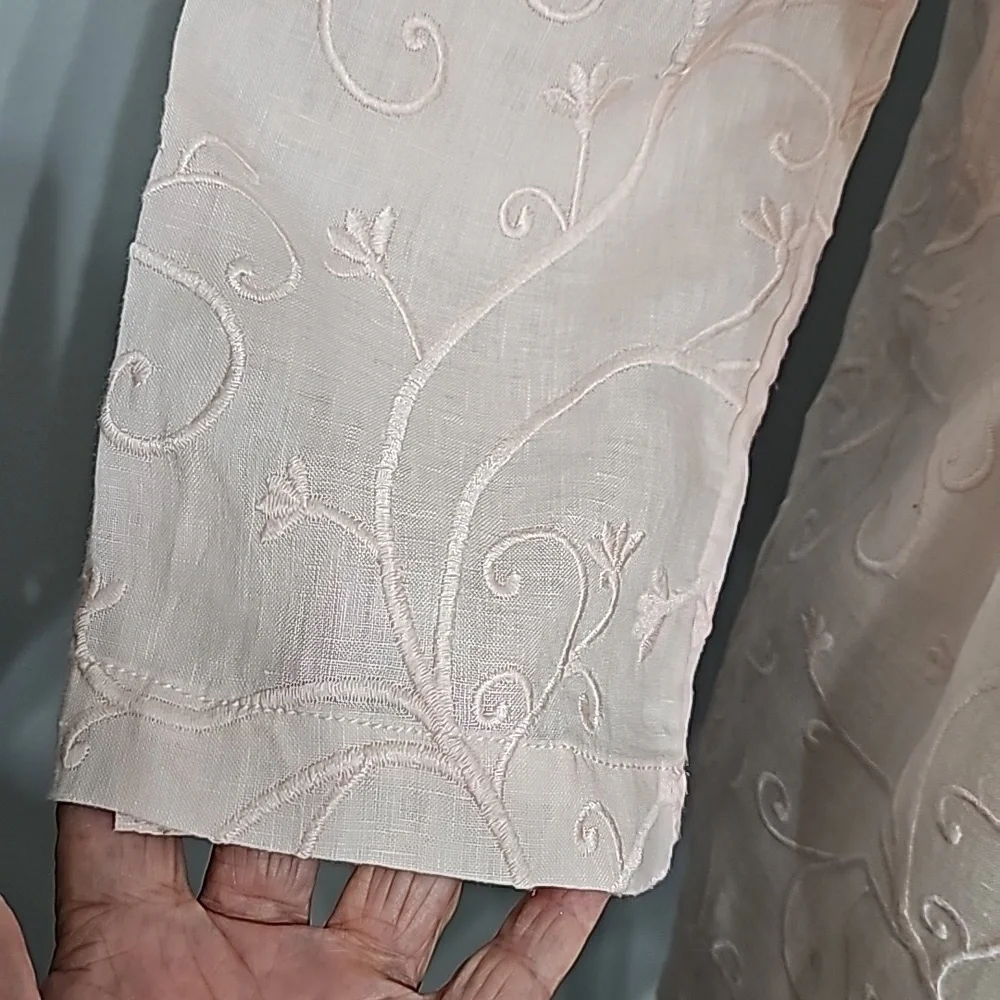 St. Tropez women's light pink top. Embrodery.V neck with three buttons.‎